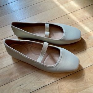 Square toe ballet flats in beige